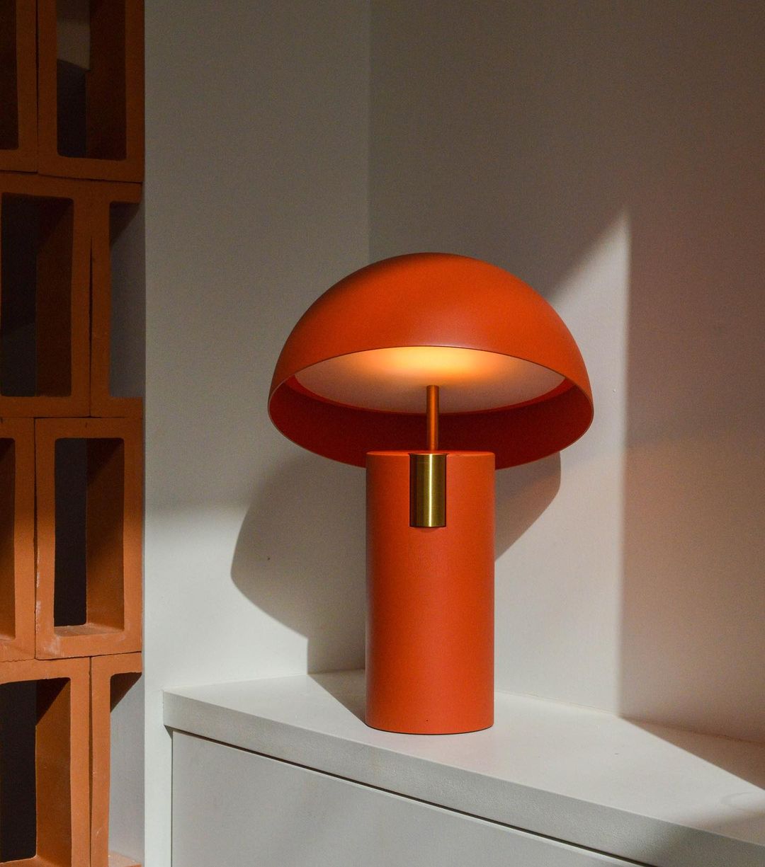 Chic Modern Table Lamp for a Cozy Glow - GlowTable