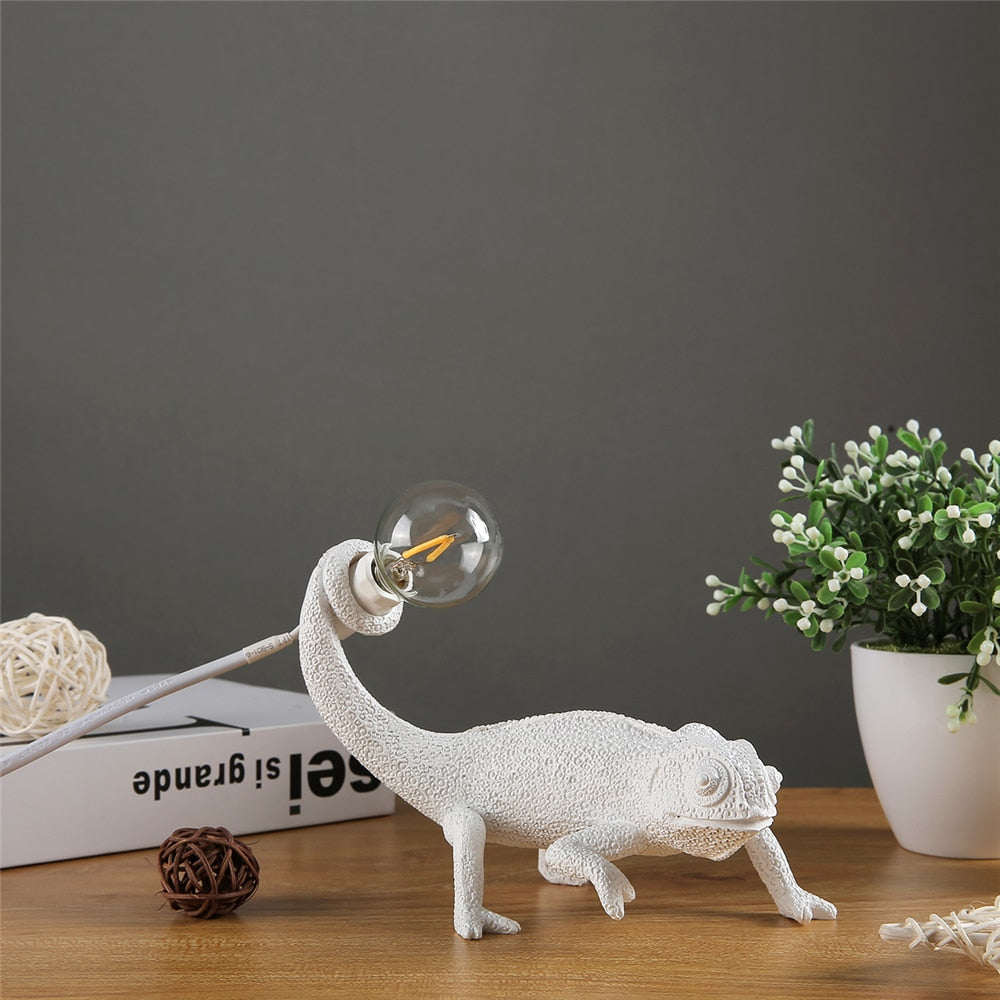 Stylish Lizard-Shaped Table Lamp for a Cozy, Artistic Glow - LizardTable
