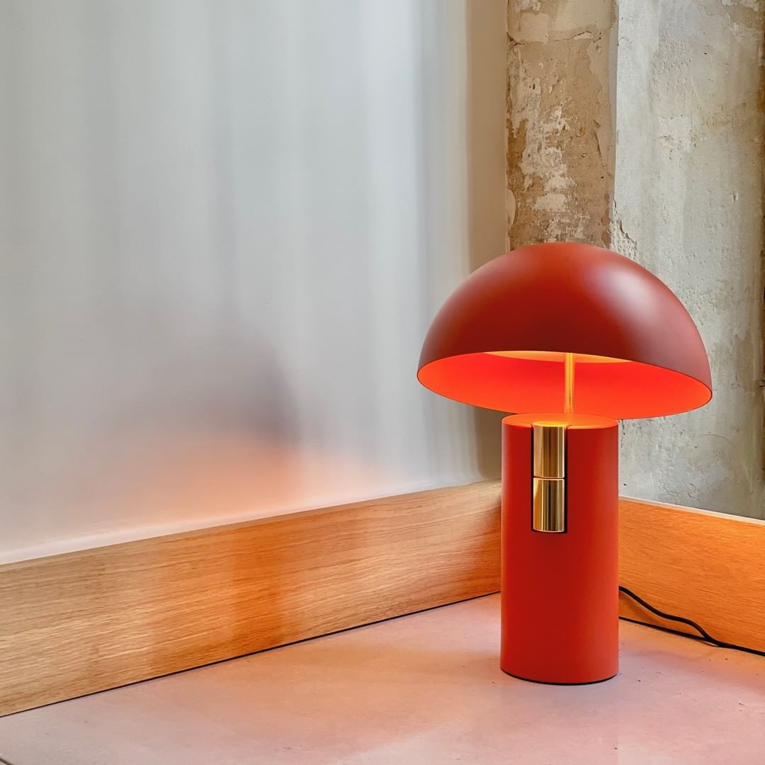 Chic Modern Table Lamp for a Cozy Glow - GlowTable