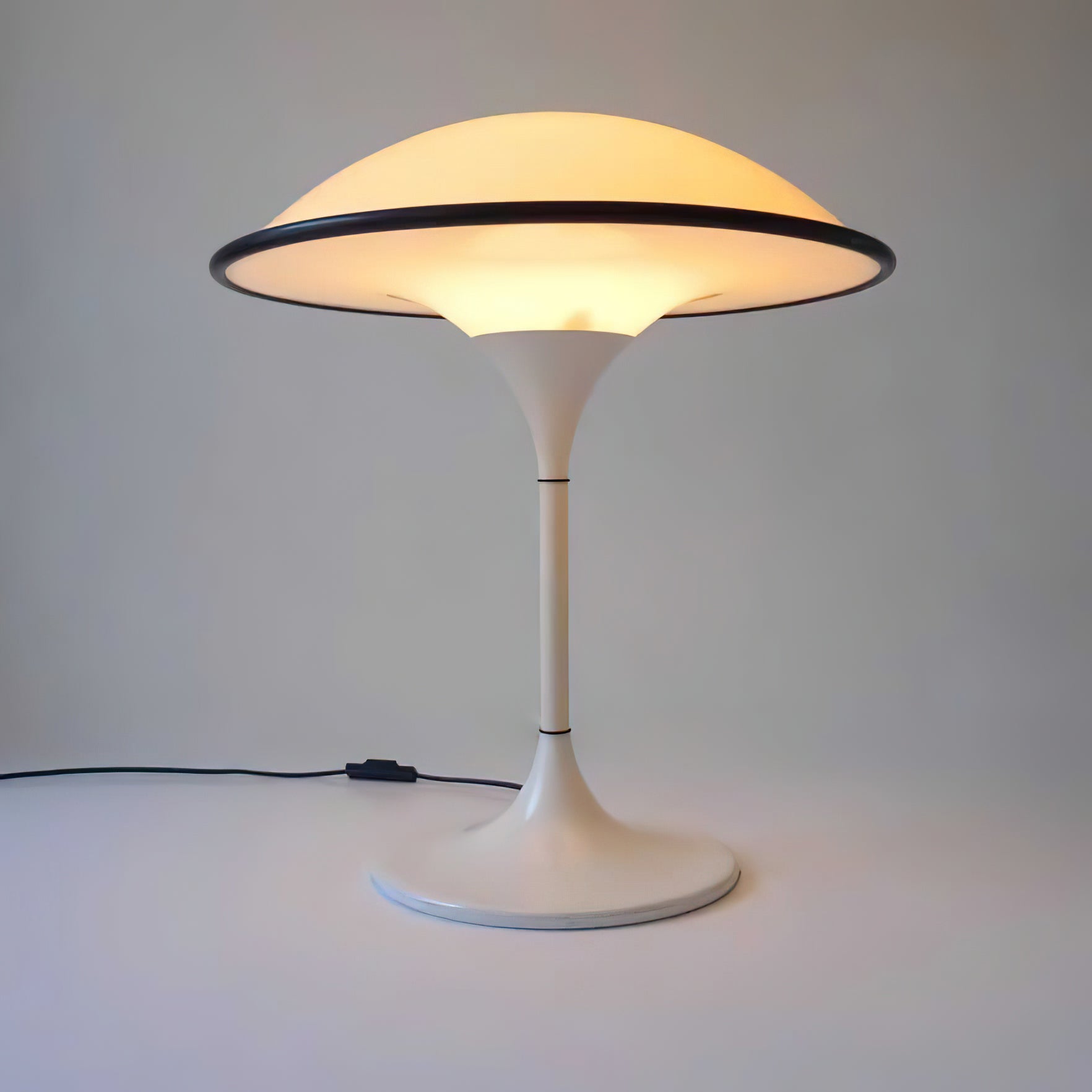 Retro Table Lamp with Black Finish - RetroTable