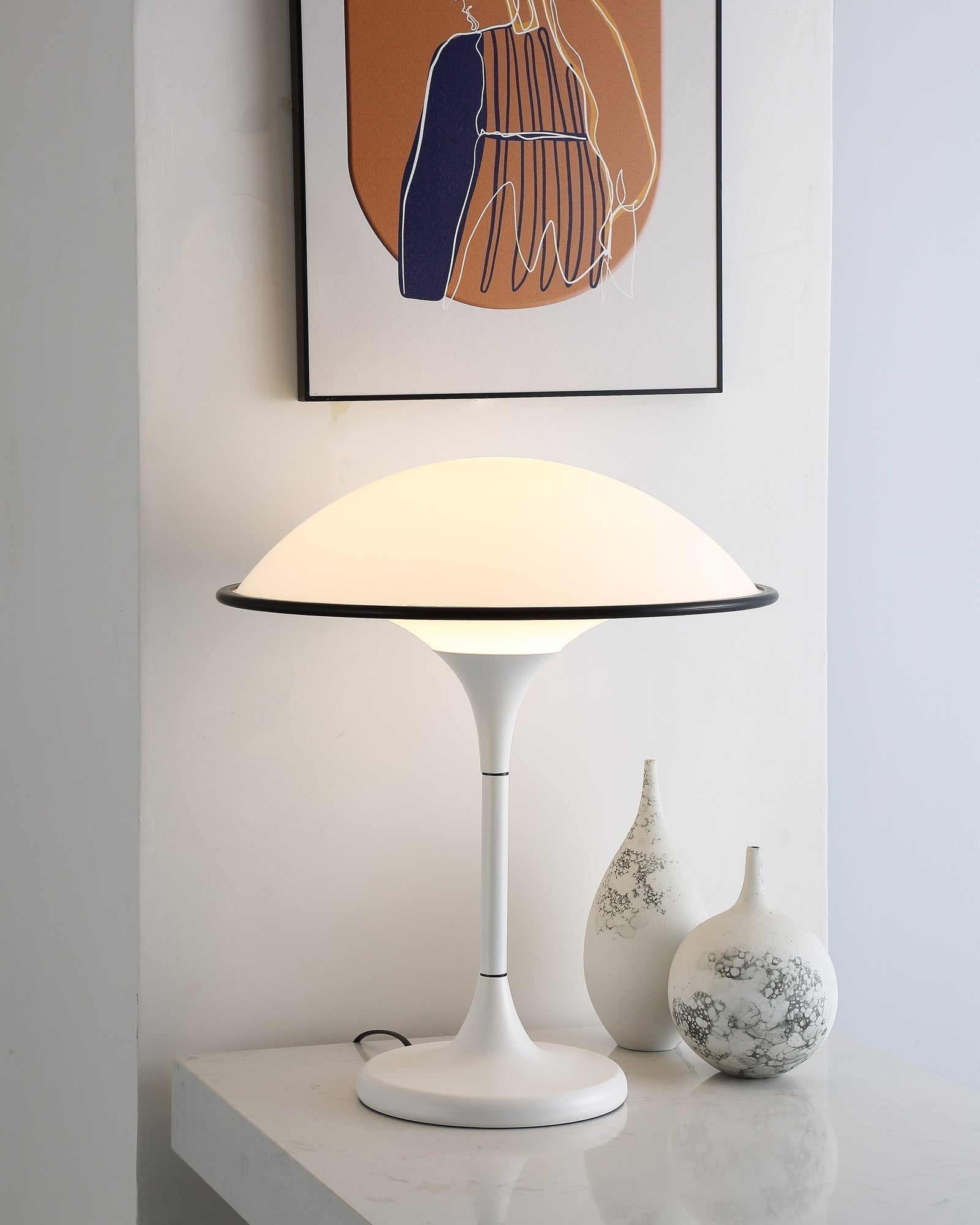 Modern Retro Table Lamp with Chic Black Finish - RetroTable