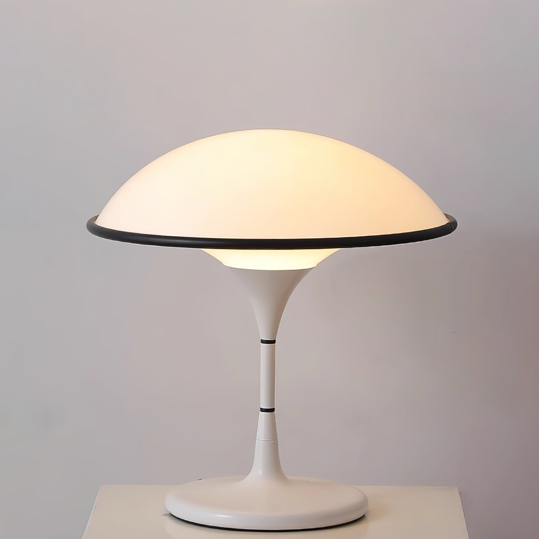 Modern Retro Table Lamp with Chic Black Finish - RetroTable