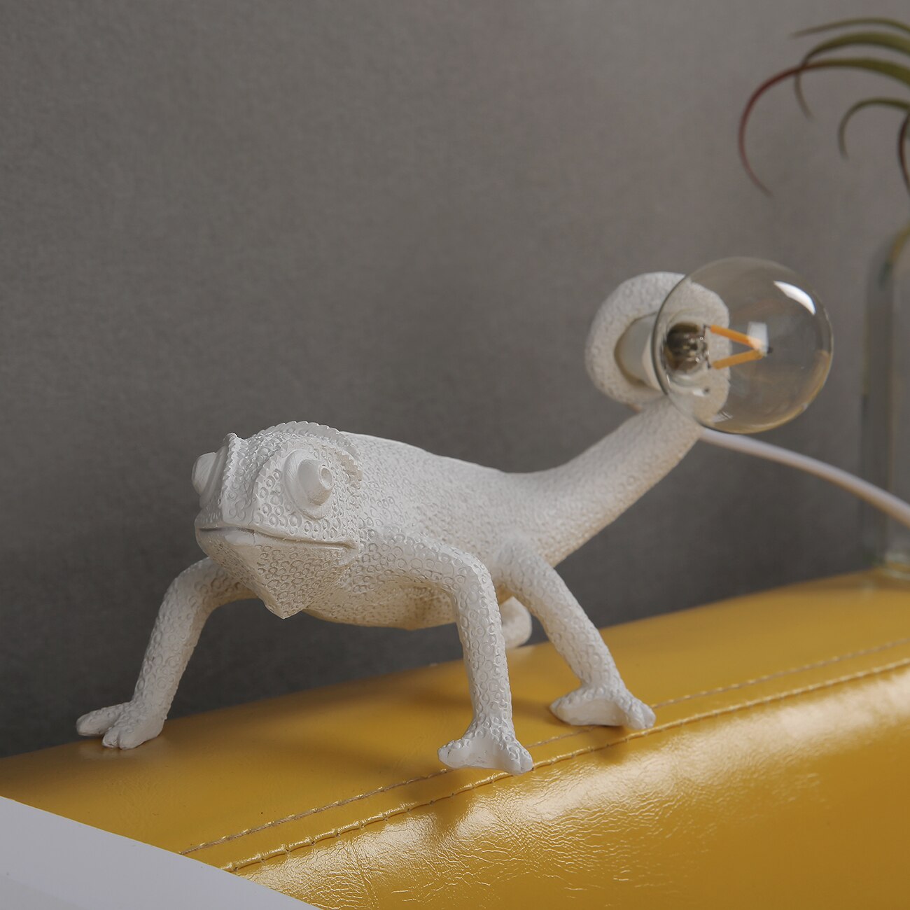 Stylish Lizard-Shaped Table Lamp for a Cozy, Artistic Glow - LizardTable